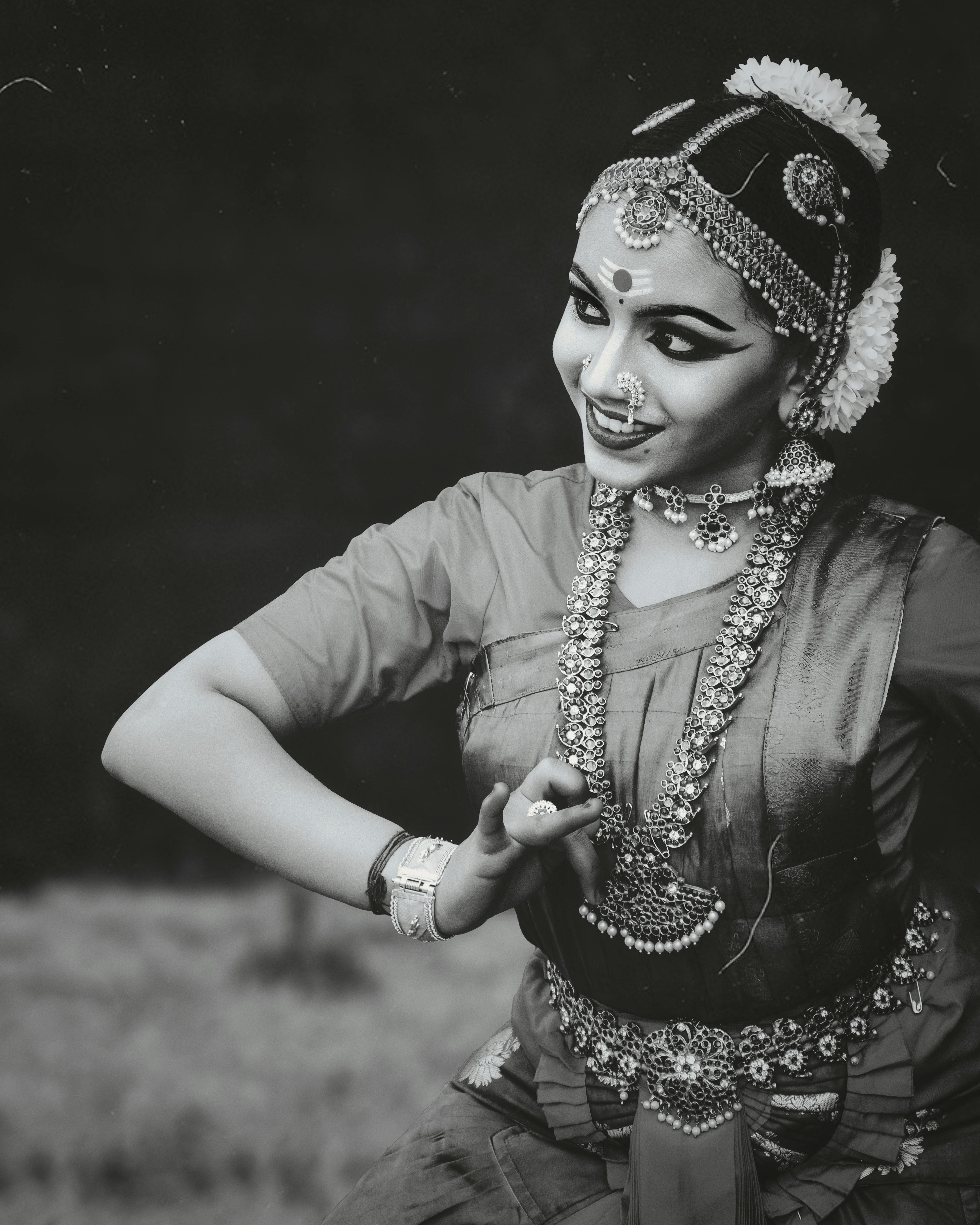 picture of barathanatiyam dancer black and white