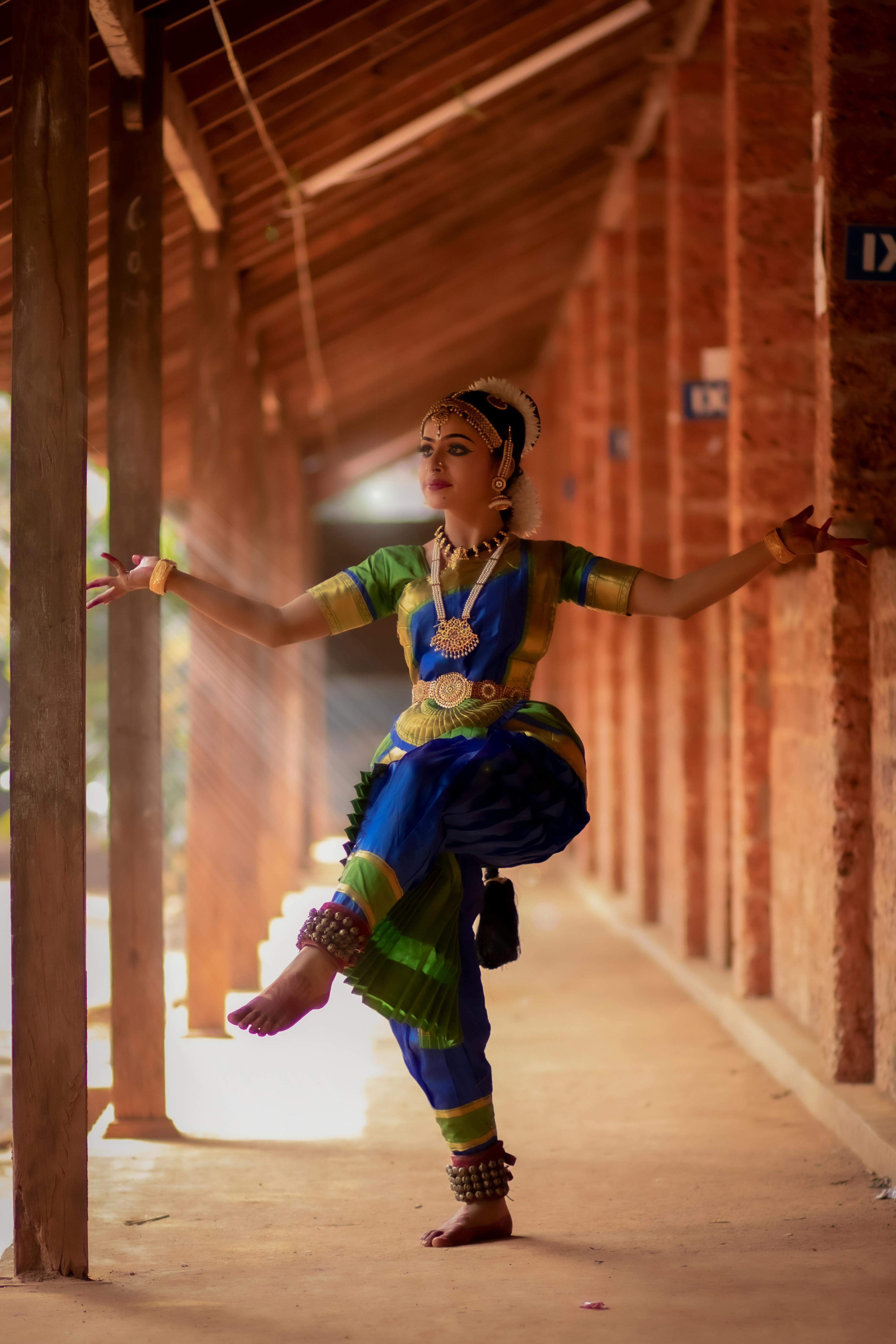 picture of barathanatiyam dancer posing with traditional clothes and jewellery